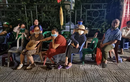 Người dân mang chiếu, giường xếp hàng từ đêm mua vé xem U23 Việt Nam