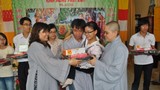 Nhà chùa tặng học bổng khuyến học cho sinh viên nghèo