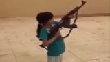 Dựng tóc gáy cảnh bé gái bắn súng AK-47 loạn xạ