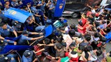 Hiện trường xe cảnh sát lao vào người biểu tình ở Philippines