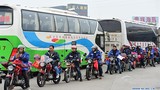 Công nhân Trung Quốc đi xe máy về quê ăn Tết