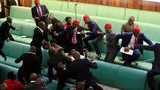 Nghị sĩ Uganda xé áo, vác ghế đánh nhau giữa Quốc hội