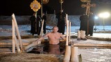 Tổng thống Putin cởi trần, tắm nước hồ ngoài trời -7 độ C