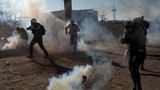 Biên giới Mỹ-Mexico “dậy sóng”, cảnh sát phun hơi cay đuổi người di cư