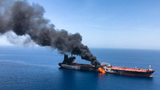Hình ảnh tàu chở dầu bốc cháy ngùn ngụt trên Vịnh Oman