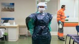 COVID-19: Nhân viên y tế dùng túi rác, áo mưa thay đồ bảo hộ
