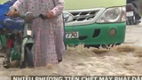 Cả người lẫn xe lọt xuống cống ở SG sau mưa lớn