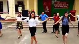 Đã mắt màn nhảy điêu luyện của thầy cô giáo giữa sân trường