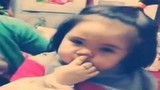 Bé gái 2 tuổi hát “Mình yêu nhau đi” rất dễ thương