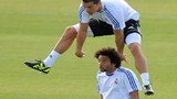 Hài hước Marcelo bị Ronaldo nhảy qua đầu