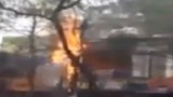 Cận cảnh cột điện cháy, nổ như pháo hoa ở Hà Nội