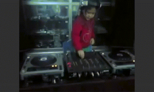 DJ nhí chơi nhạc cực hay