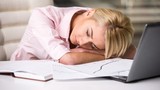 Tác hại đáng sợ khi thường xuyên ngủ gục trên bàn làm việc