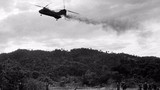 Loạt ảnh hiếm máy bay Mỹ "rụng như sung" ở Việt Nam