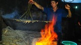 Nhọc nhằn kiếm sống bên chảo lửa hấp cá ở cảng Quy Nhơn 