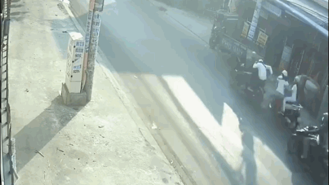 Video: Bị giật túi xách, người phụ nữ ngã đập đầu xuống đường