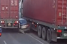 Video: Kinh hãi cảnh 2 container "chèn ép" xe con bẹp dúm ở giữa