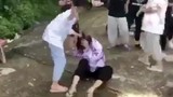 Phẫn nộ nữ sinh Thanh Hóa bị đánh hội đồng dã man, bạn bè hả hê cổ vũ
