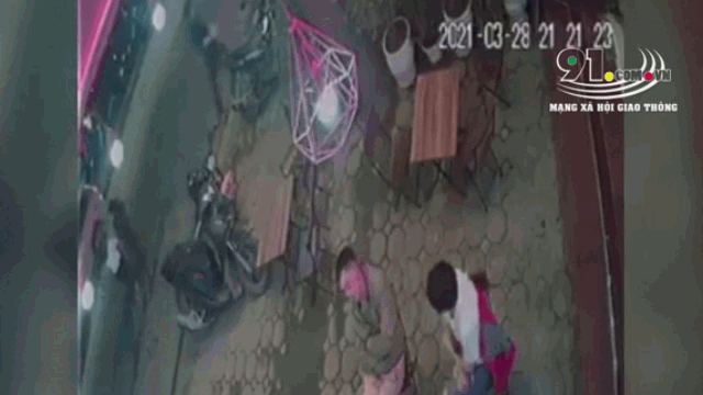 Video: Kinh hoàng khoảnh khắc xe mô tô tông bay 2 người phụ nữ