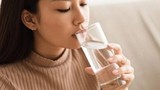 5 thói quen khi uống nước gây hại gan thận