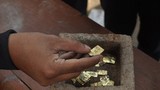 Số đỏ đào giếng trúng hộp vàng 22 miếng nghìn năm tuổi 