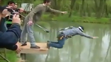 Bị đám bạn đánh lừa nhảy xuống hồ