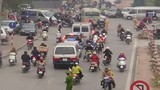Cảnh tượng giao thông kỳ lạ trên đường phố Hà Nội