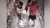 Con gái suýt bị bắt cóc khi mẹ mải chọn hàng trong siêu thị