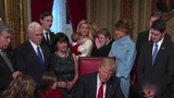 Cậu út nhà Trump chơi ú òa với cháu họ khi cha đang ký văn bản
