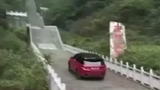 Video: Kinh ngạc ô tô leo vèo vèo 999 bậc thang dốc