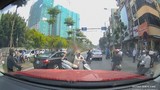 Video: Cái kết bất ngờ của người phụ nữ dừng xe giữa đường bấm điện thoại