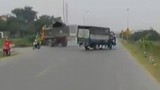 Video: Xe ben phanh cháy lốp để tránh xe tải sang đường