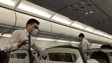 Tiếp viên hàng không Việt dùng khẩu trang để tránh virus corona