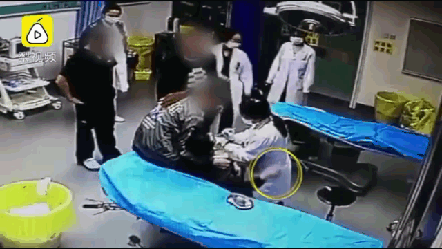 Video: Giở trò "dê xồm", chàng trai bị bác sĩ tát thẳng mặt