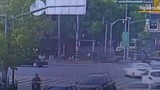 Video: Ôtô đi lùi trên đường sau tai nạn, nữ tài xế văng ra ngoài