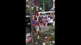 Video: 2 người đàn ông bỏ xe máy lẫn ôtô, “boxing” giữa ngã tư