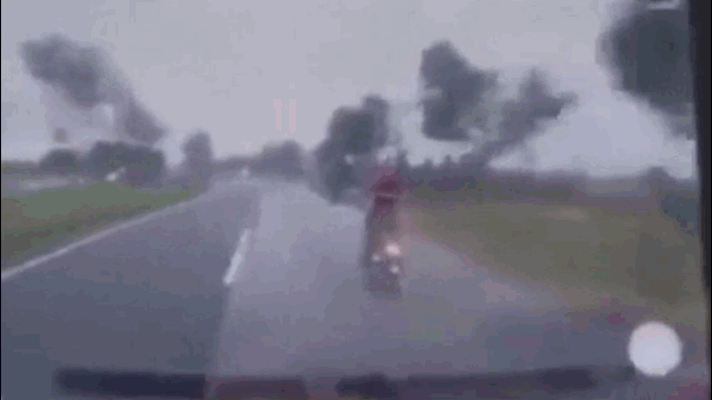 Video: Kinh hoàng cảnh ô tô mất lái đâm trúng 2 xe máy ở Mê Linh