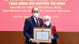 Chủ tịch nước trao Huy hiệu 75 năm tuổi Đảng cho bà Nguyễn Thị Bình