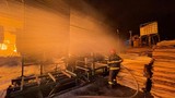 Xưởng gỗ dán ở Hà Nội cháy dữ dội lúc rạng sáng