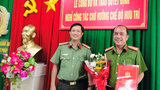 Phó Trưởng phòng CSTHAHS và HTTP tỉnh An Giang nhận quyết định chờ nghỉ hưu