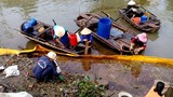 Clip: Dân Hải Phòng liều mình tay trần vớt hóa chất lạ trên sông