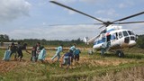 Trực thăng bay tiếp tế lương thực cho nhân dân vùng lũ Quảng Trị