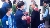 Chủ tọa bắt tay ông Nguyễn Đức Chung: Pháp luật tình người!