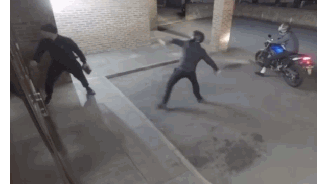 Video: Đi trộm, thanh niên bị đồng bọn ném gạch trúng đầu và cái kết