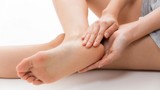 10 cách tự nhiên dưỡng ẩm gót chân mềm mại