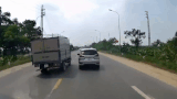 Video: Xe tải tạt đầu ôtô rồi bỏ chạy 