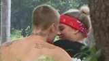 Justin Bieber cởi trần ôm bạn gái tuổi teen trong công viên