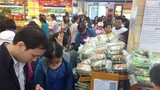 29 Tết, nhiều siêu thị “cháy hàng” hạt dưa, mứt tết…
