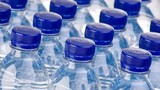Phát hiện bất ngờ: Hầu hết nước đóng chai chứa các hạt nhựa siêu nhỏ