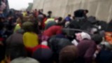 Video: Lật xe chở 9 tấn táo, dân Trung Quốc “hôi của“